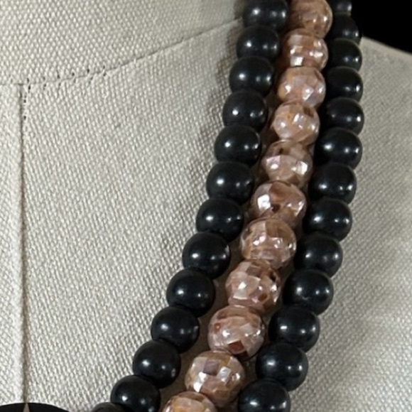 Very pretty black & pink inlay triple strand 1980s statement necklace. - Picture 5 of 6